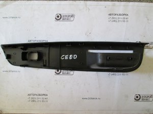 Накладка внутренней ручки двери правая 823611H000 Kia Ceed